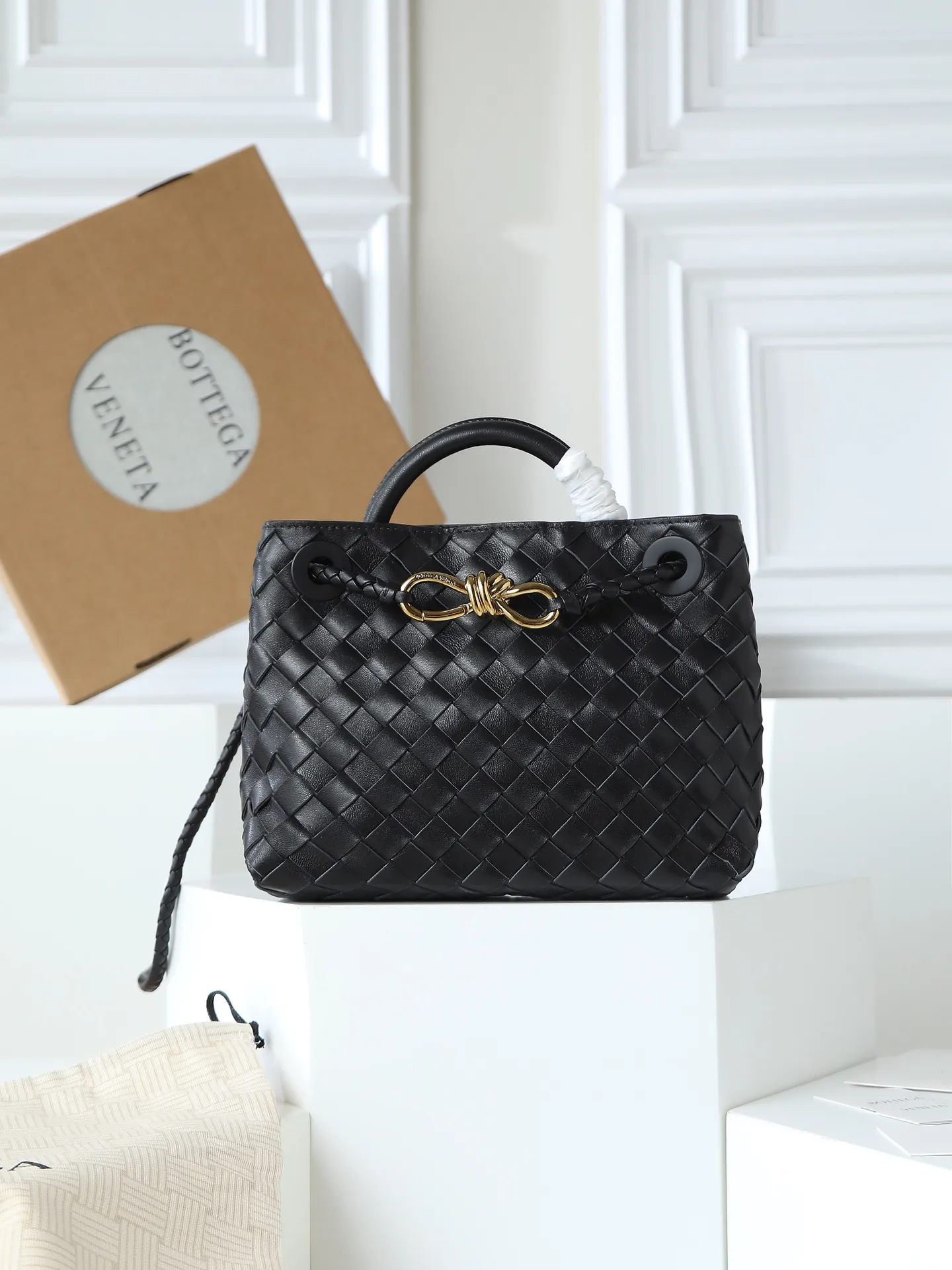1300. Andiamo is shipping‼ ️Really popular🔥The new Andiamo woven handbag launched by Bottega Veneta this season is really popular all over the world! ! Celebrities at home and abroad have worn it, and Oscar-winning actress Michelle Yeoh has taken it out on the street. Song Jia, Trai Yala, Yu Feihong, Sanji Ayaka, Rosie Hunting-Whiteley, Yoshioka Riho, etc. have all worn this bag. It is classic and versatile and shows off your temperament, and the bag capacity is also large, which is very convenient for daily commuting! ! A variety of carrying methods, the shoulder straps can be adjusted by yourself, the original lambskin feels soft and delicate, and the unisex style breaks the gender boundaries and brings a more practical and long-lasting use experience. Andiamo, which has both elegant and casual styles, perfectly interprets the true appearance of "fashionable old money style". Style number: 766014 Size: 25*22*10.5cm